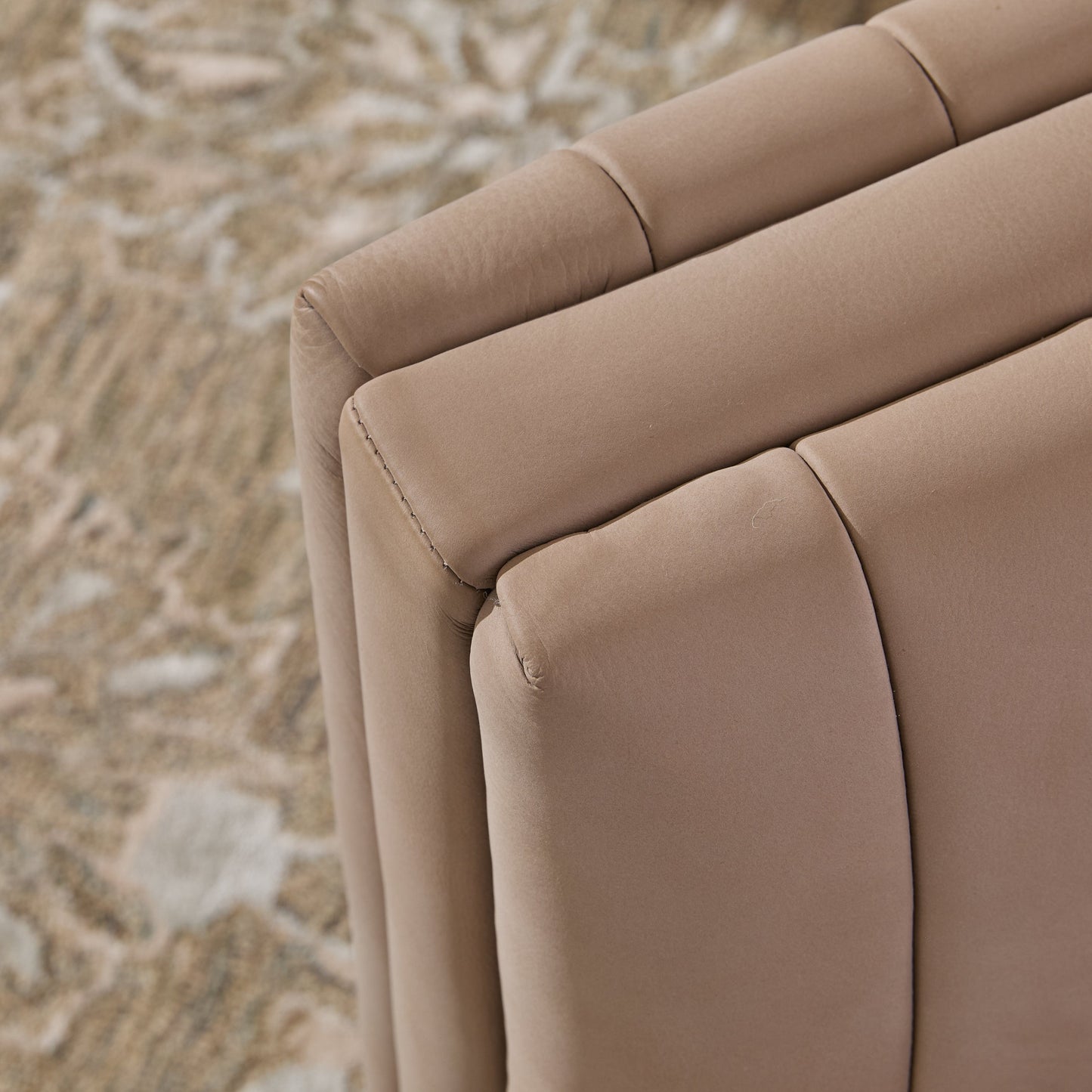 Fauteuil pivotant à canaux en cuir pleine fleur Vail