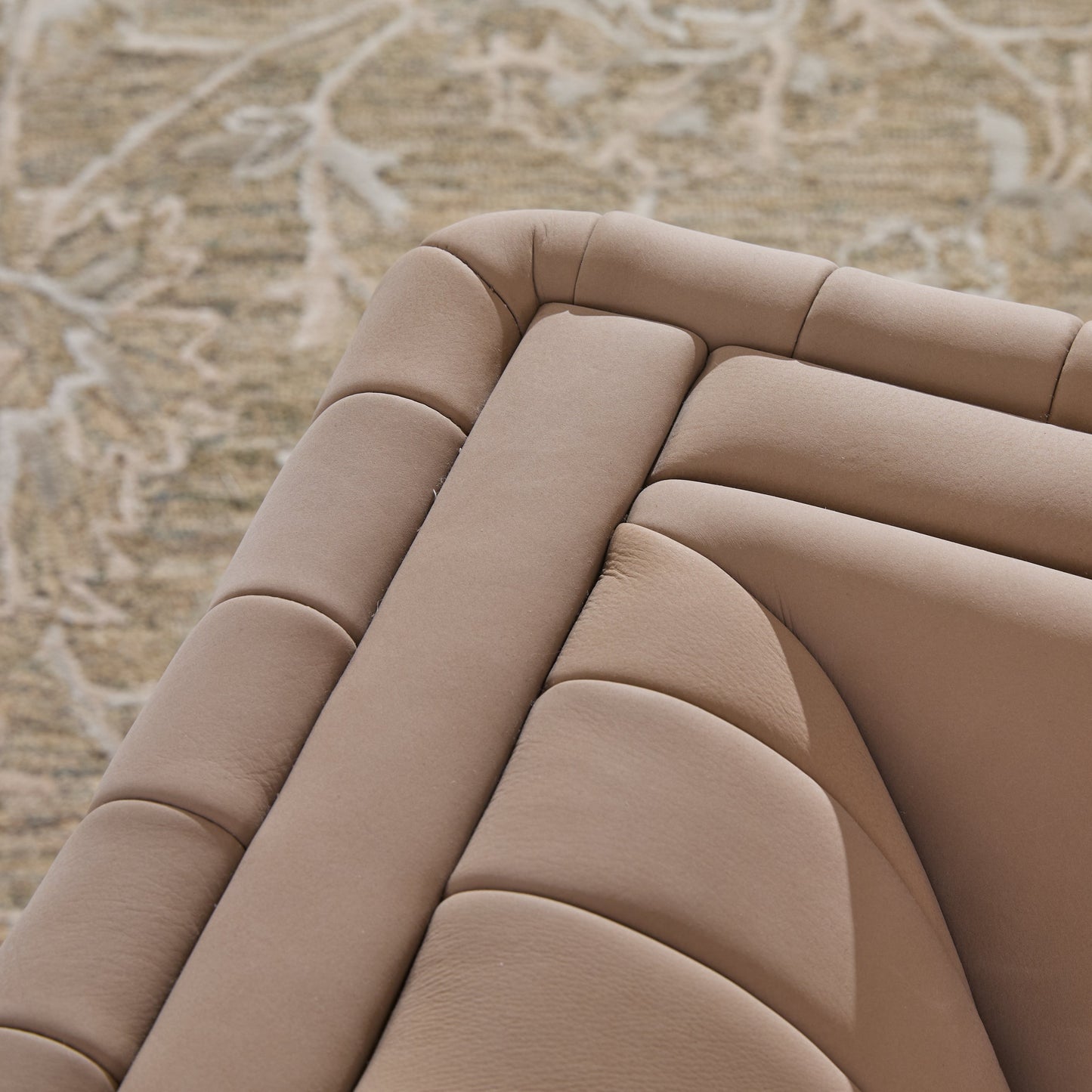 Fauteuil pivotant à canaux en cuir pleine fleur Vail