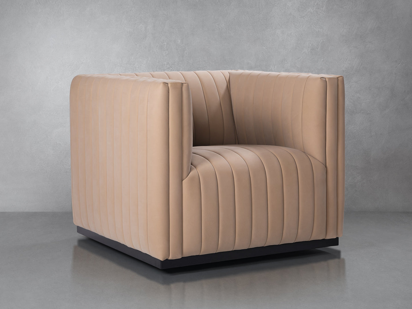 Fauteuil pivotant à canaux en cuir pleine fleur Vail