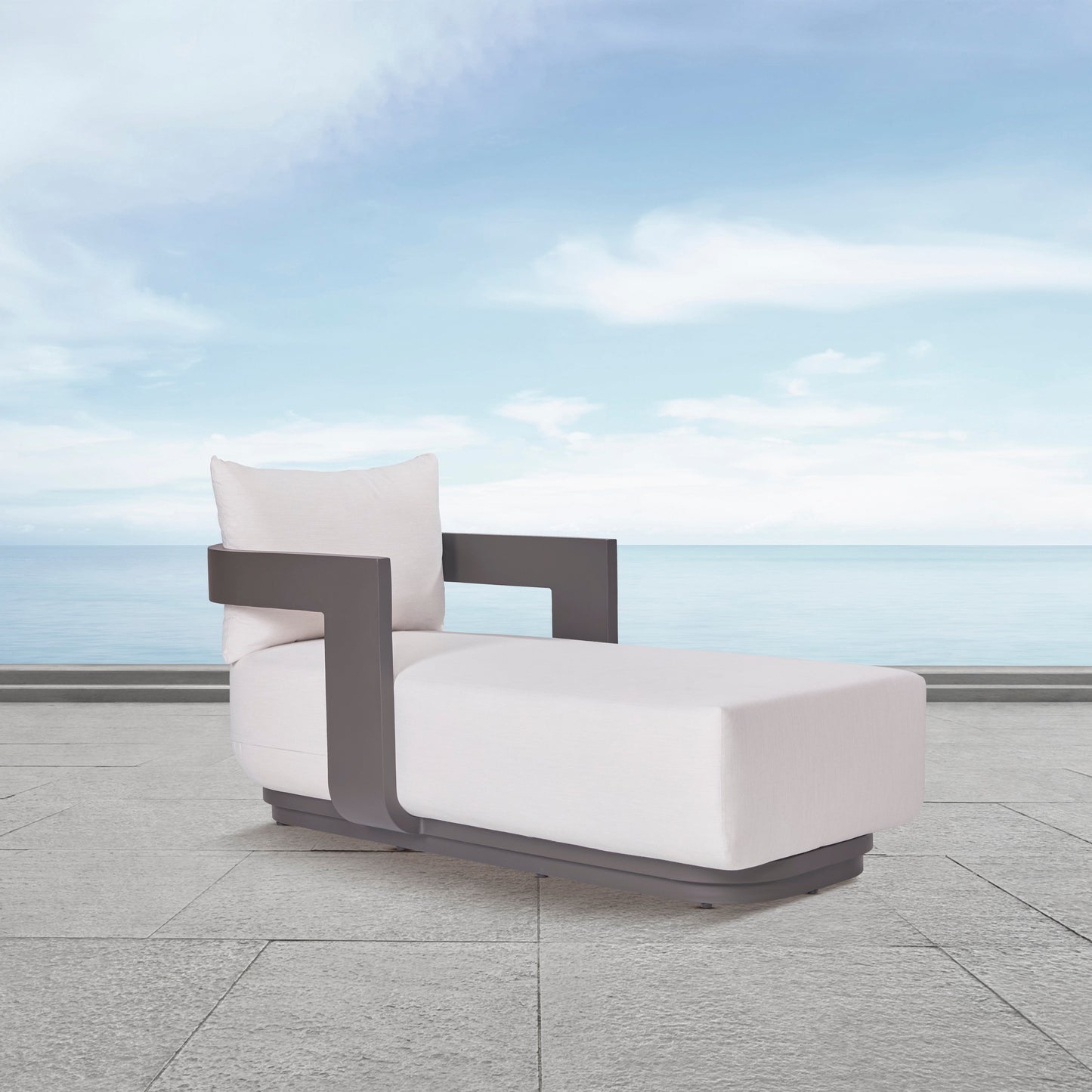 Chaise longue d'extérieur Sedona, revêtement Sunbrella Cast Pumice et aluminium bronze