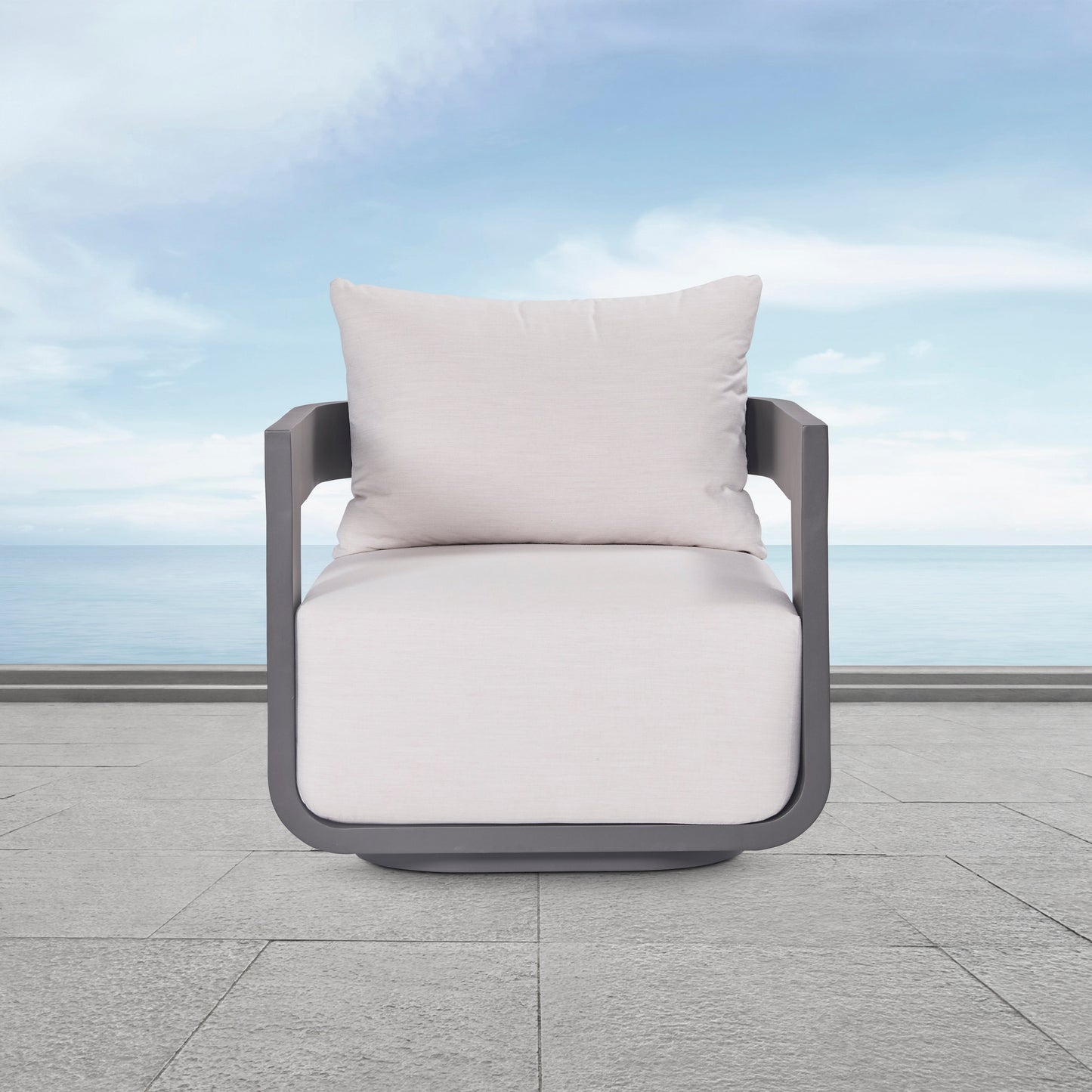 Fauteuil pivotant d'extérieur Sedona, revêtement Sunbrella Cast Pumice et aluminium bronze