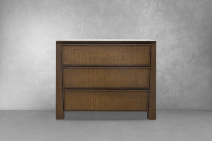 Table de chevet JoJo Fletcher Sawyer en chêne et tissu d'herbe, 3 tiroirs, marron